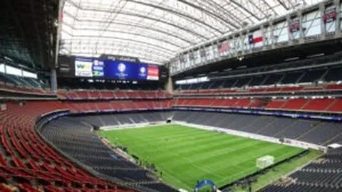 东契奇孤军奋战 湖人负于雄鹿遭逆转